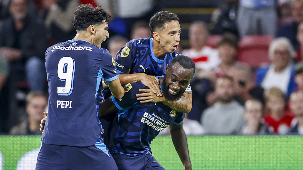 Geertruida schiet schitterend raak namens PSV