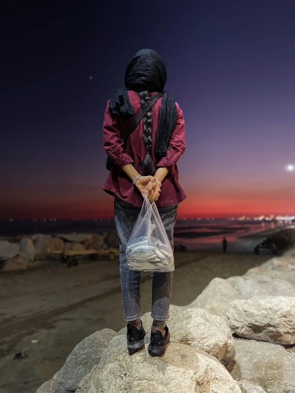Vrouwen in Bandar Abbas spelen al lange tijd een centrale rol op de lokale markten en in de regionale economie, en nemen daarnaast een belangrijke plaats in bij het beheer van de gezinsfinanciën