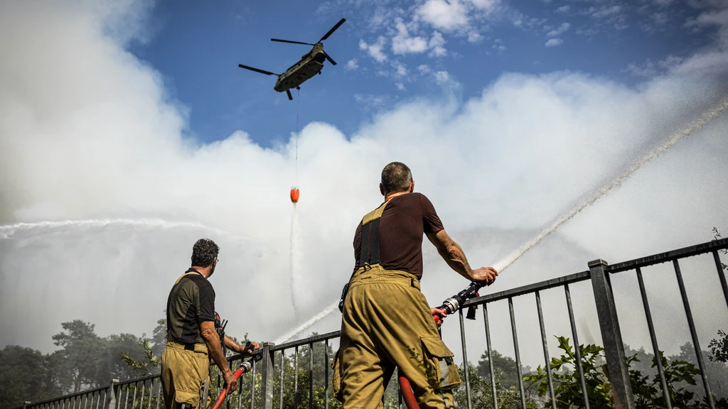 Foto: NL-alert verstuurd voor grote natuurbrand Noord-Limburg, helikopters defensie ingezet