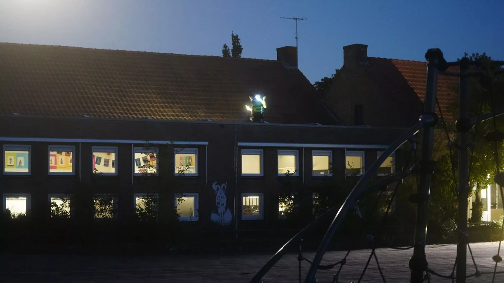 Foto: Jongen zakt door dak van school in Heeten, met spoed naar ziekenhuis gebracht 