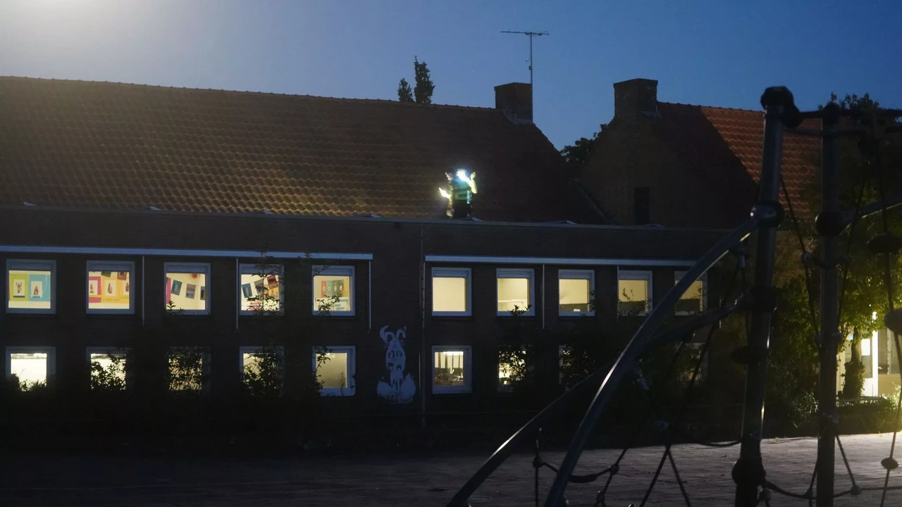 Jongen zakt door dak van school in Heeten, met spoed naar ziekenhuis gebracht Jongen zakt door dak van school in Heeten, met spoed naar ziekenhuis gebracht