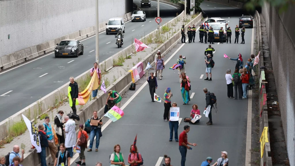 Extinction Rebellion bezet A12 bij Den Haag, gemeente gaat ontruimen Extinction Rebellion bezet A12 bij Den Haag, gemeente gaat ontruimen