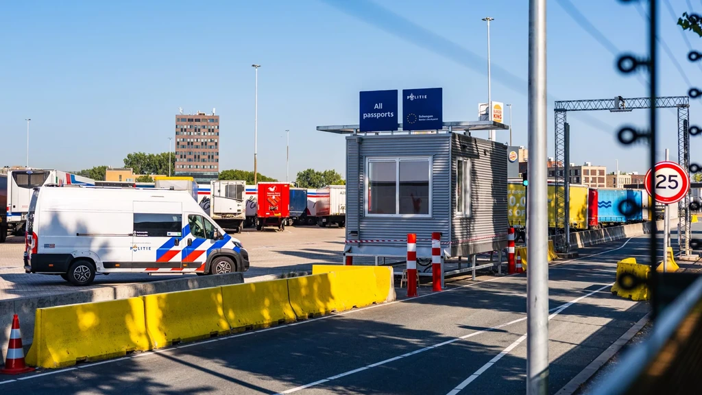 Twaalf migranten uit vrachtwagen in Vlaardingen gehaald