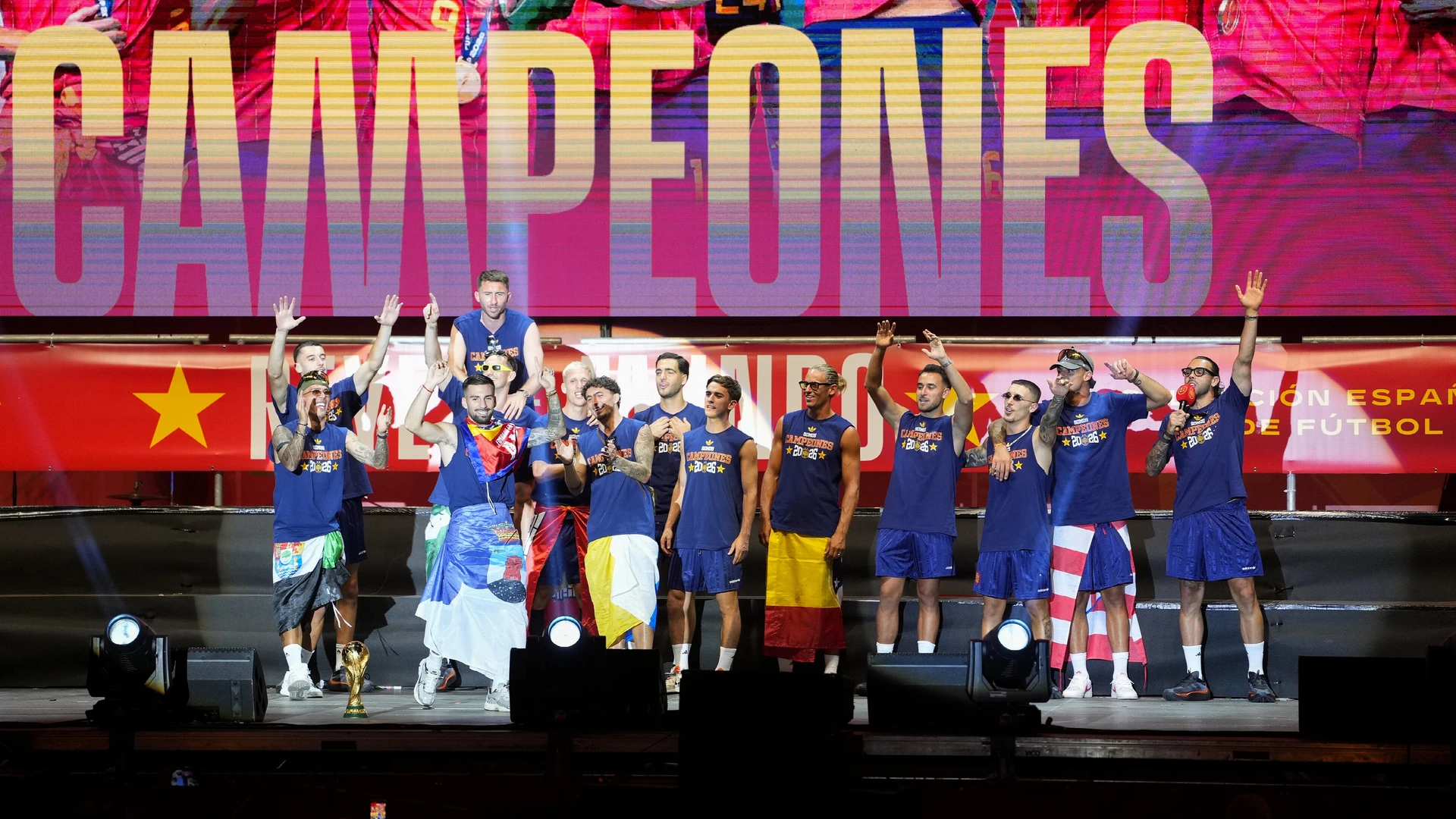 Spaanse voetballers in uitzinnig Madrid gehuldigd voor tweede wereldtitel