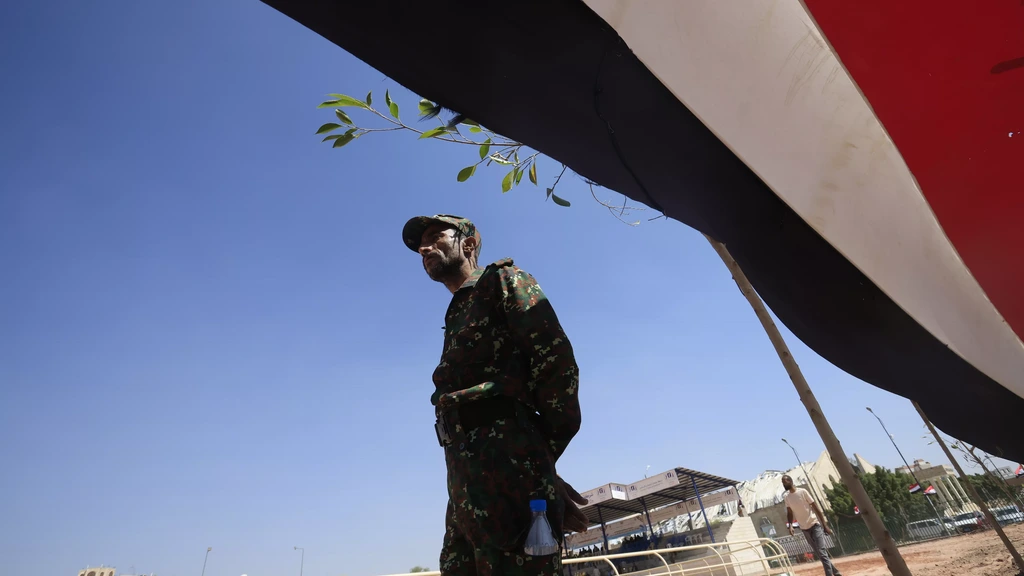Foto: Tientallen doden bij Houthi-aanval op legerbasis in Jemen