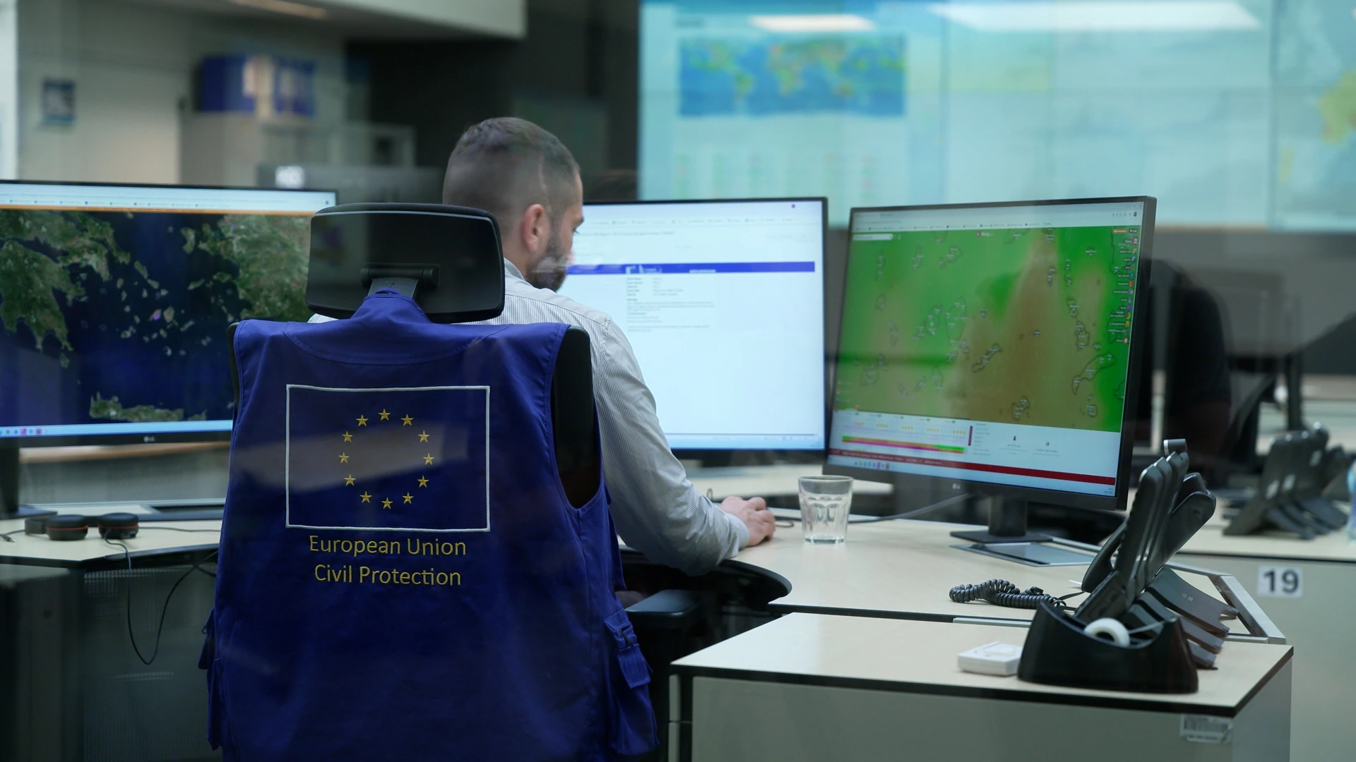 In dit crisiscentrum volgen ze dag en nacht de bosbranden in Europa