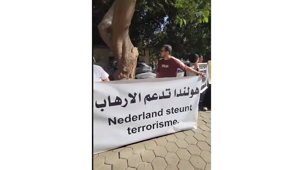Foto: Ambassade in Caïro sluit na negen dagen van protesten tegen Nederland