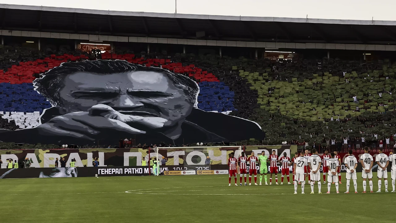 In de Servische voetbalstadions wordt oorlogsmisdadiger Mladic als held vereerd