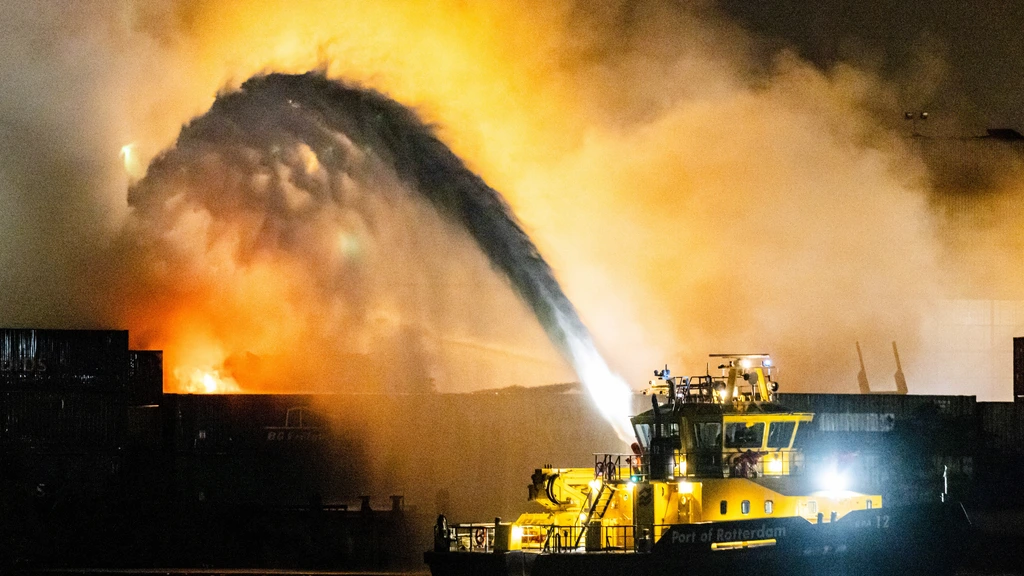 Grote brand in afvalberg Rotterdam nog niet onder controle, Maastunnel weer open