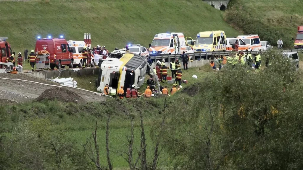 Foto: Doden bij busongeluk met Nederlands reisgezelschap in Zwitserland 