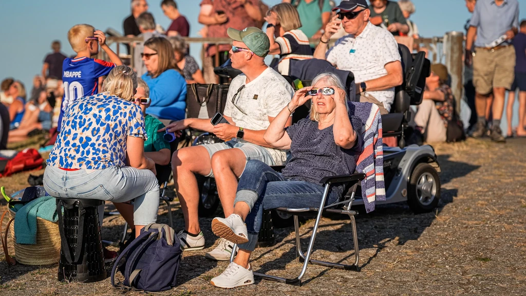 De zonsverduistering in groot deel van Europa van minuut tot minuut De zonsverduistering in groot deel van Europa van minuut tot minuut