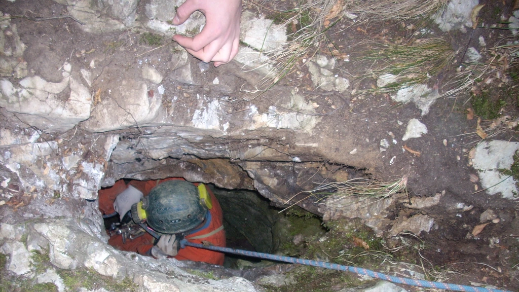 Foto: Reddingsoperatie in Italië voor gewonde speleoloog op 120 meter diepte