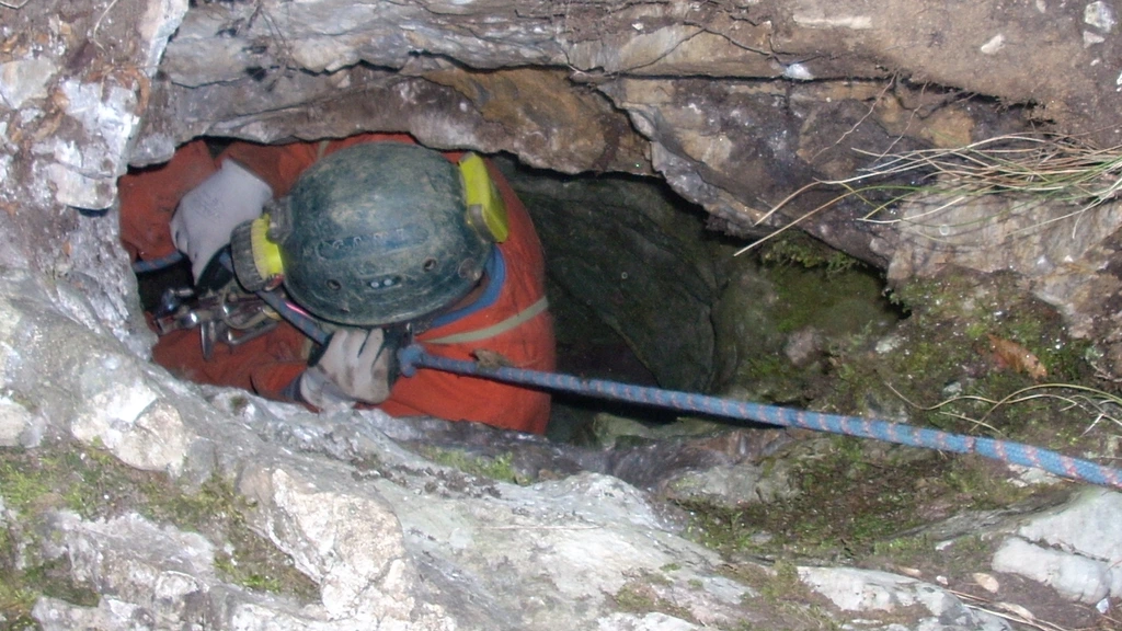 Gewonde grotonderzoeker gered in Italië, zat vast op 120 meter diepte Gewonde grotonderzoeker gered in Italië, zat vast op 120 meter diepte