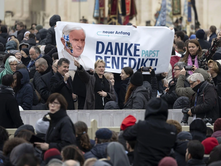Tienduizenden bij uitvaartplechtigheid Benedictus XVI