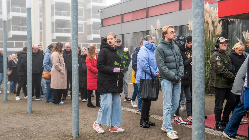 Duizenden mensen brengen laatste groet aan zanger René Karst