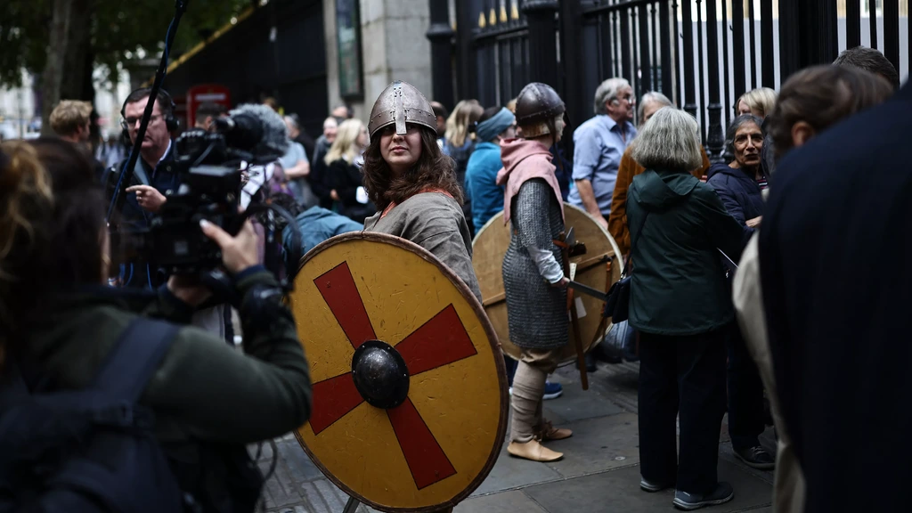 Tapijt van Bayeux-mania breekt uit in Londen, duizenden willen het kleed zien
