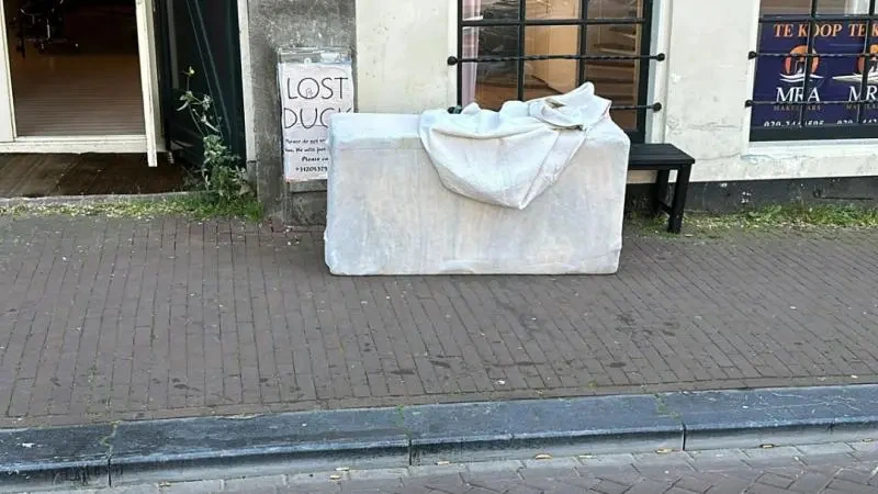 Vrouw brak nek door vallend stuk bank in Amsterdam, OM stopt onderzoek