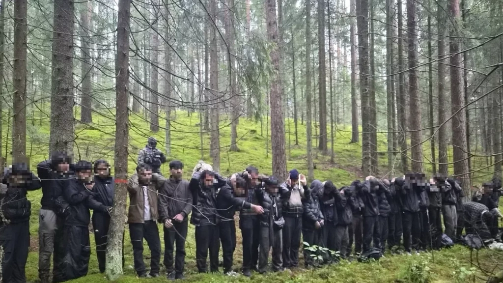 Foto: Opnieuw tunnel ontdekt bij Letse grens met Belarus, 28 migranten tegengehouden