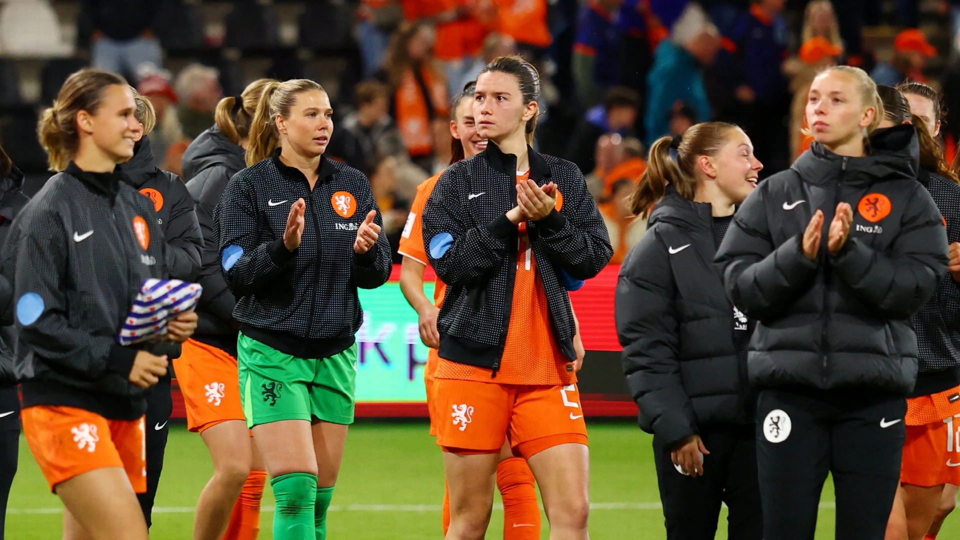 Oranjevrouwen verslaan Polen, maar moeten via play-offs naar WK • Frankrijk groepswinnaar