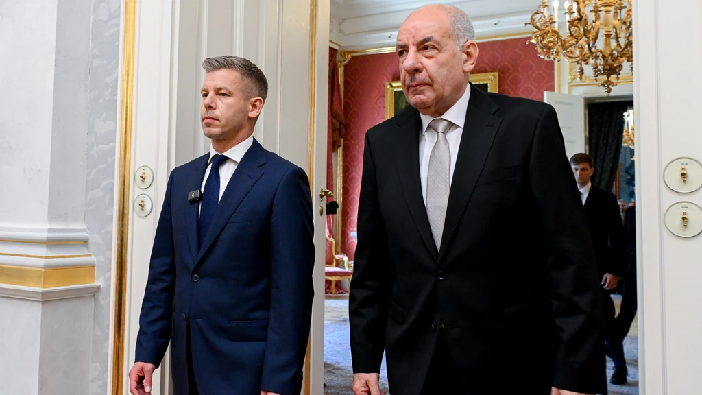 Foto: President Hongarije en Orbán-adept tekent wet waardoor hij nu zelf op straat staat