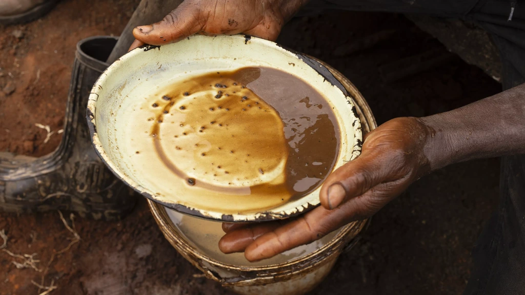 Goudkoorts breekt uit Kenia, zelfs peuters speuren naar goud in illegale mijn