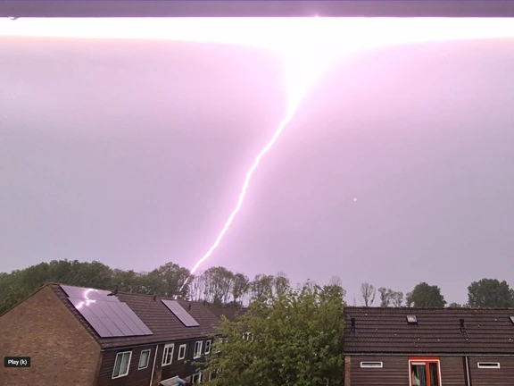 Code oranje voorbij, op meerdere plekken woningbrand door blikseminslag