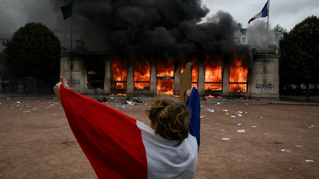 Foto: Rellen bij protesten in Frankrijk, politie zet traangas en waterkanon in