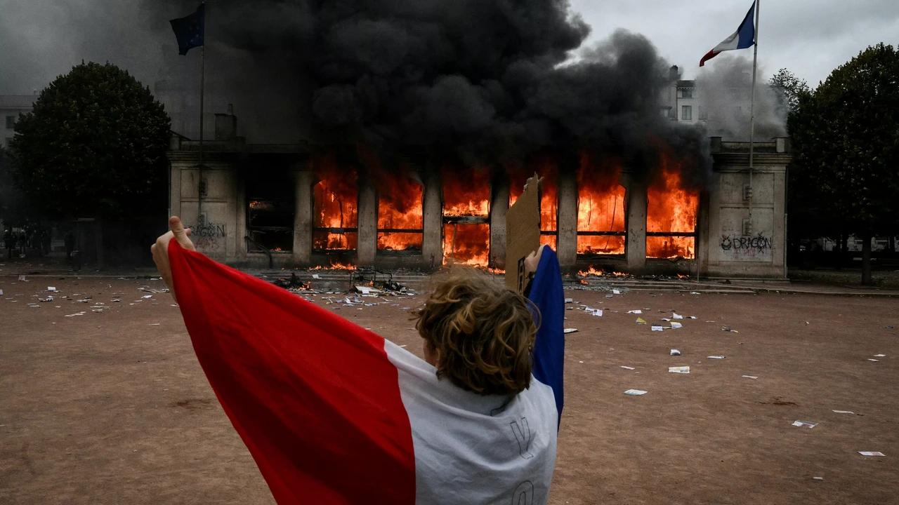 Rellen bij protesten in Frankrijk, politie zet traangas en waterkanon in Rellen bij protesten in Frankrijk, politie zet traangas en waterkanon in