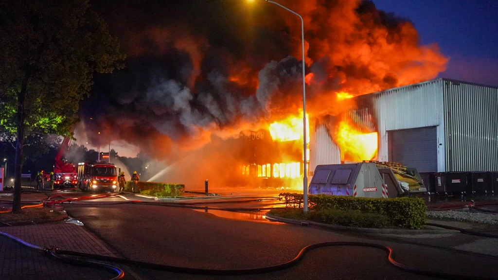 Foto: Zeer grote brand bij toetjesmaker in Ermelo, NL-Alert verstuurd vanwege rook