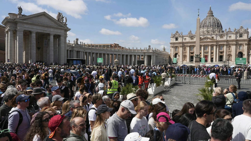 Publiek neemt afscheid van paus Franciscus, lichaam naar Sint-Pieter ...