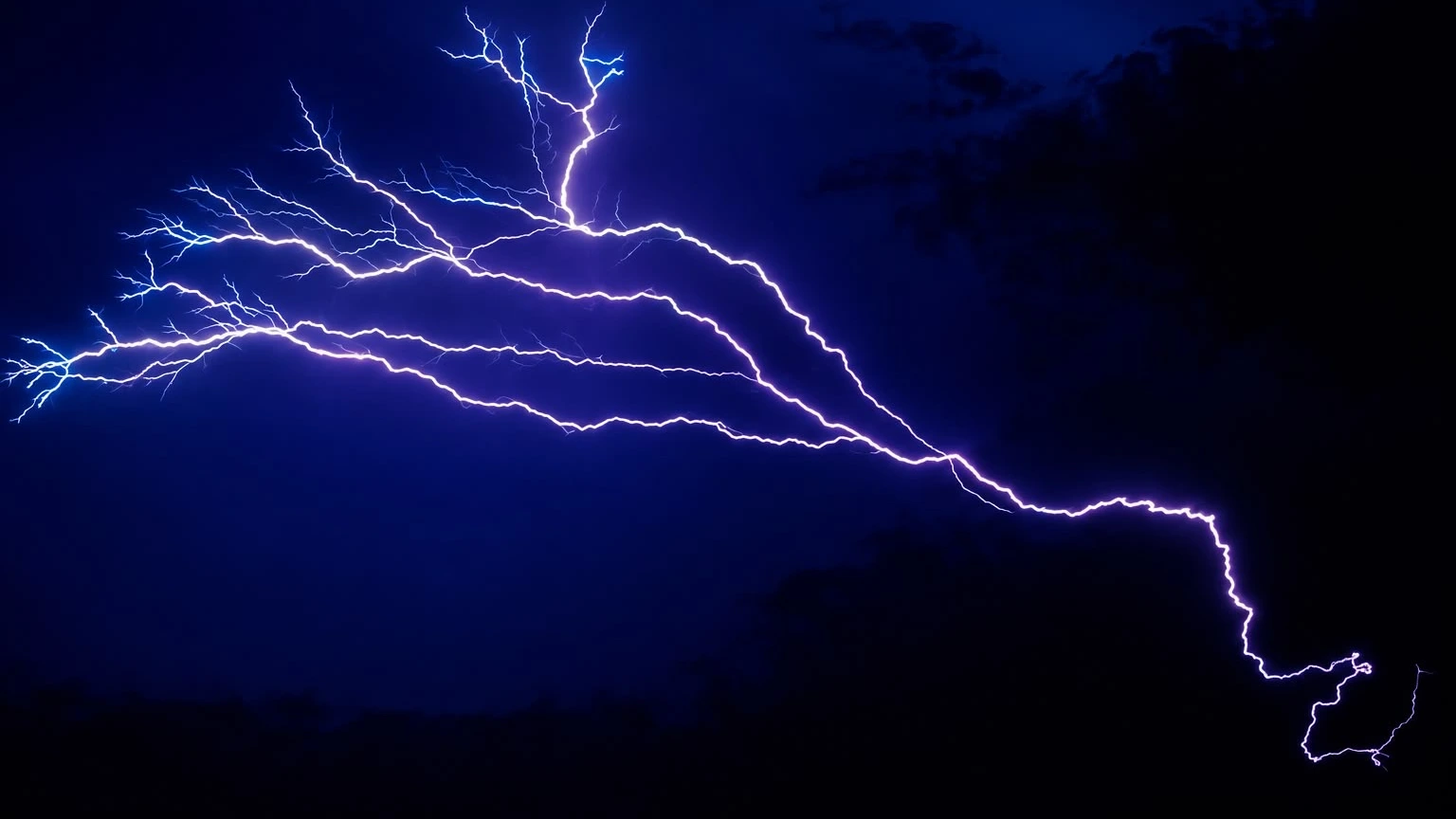 In beeld: Rolwolken, bliksem en schade door noodweer