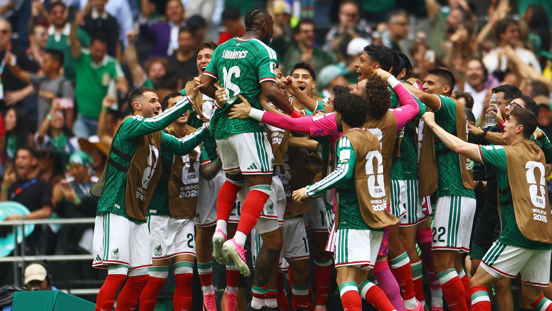 Thuisland Mexico opent WK met zege op zwak Zuid-Afrika in duel met drie rode kaarten