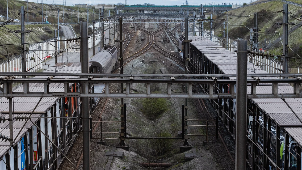Busje botst op goederentrein bij Kanaaltunnel, meerdere gewonden