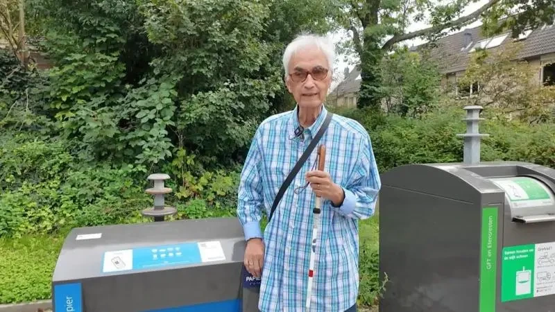 Foto: Brailleplaatjes op afvalcontainers Haarlemmermeer: 'Wil niet steeds hulp vragen'