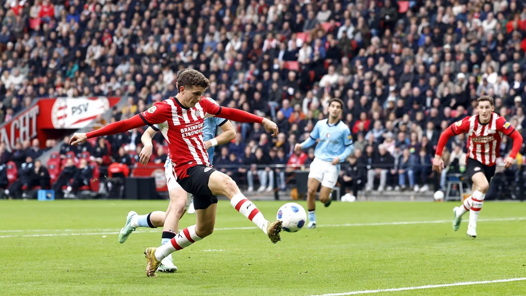 Tilt opent de score voor PSV met knappe volley in topper tegen Feyenoord