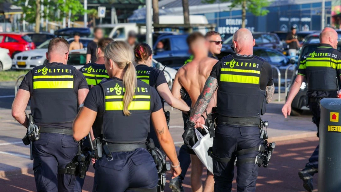Politie grijpt weer in bij Rotterdams strand na ‘vechtpartijtjes’ tussen jongeren Politie grijpt weer in bij Rotterdams strand na ‘vechtpartijtjes’ tussen jongeren