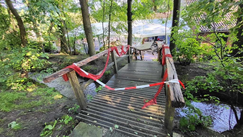 Stortvloed spoelt bruidsfeest weg: ‘Zagen alle apparatuur en cadeaus wegstromen’ Stortvloed spoelt bruidsfeest weg: ‘Zagen alle apparatuur en cadeaus wegstromen’