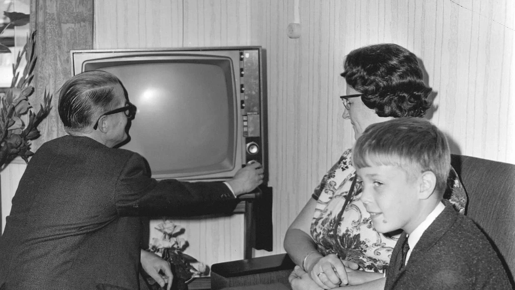 Foto: Omroepen begonnen met lange tanden aan televisie, maar na 75 jaar is 'tv nog altijd dominant'