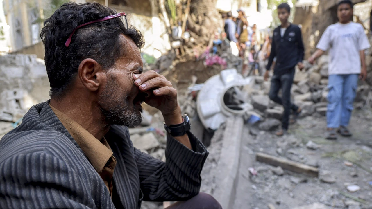 Houthi rebels have completely surrounded the Yemeni city of Taiz, cutting off all access routes and