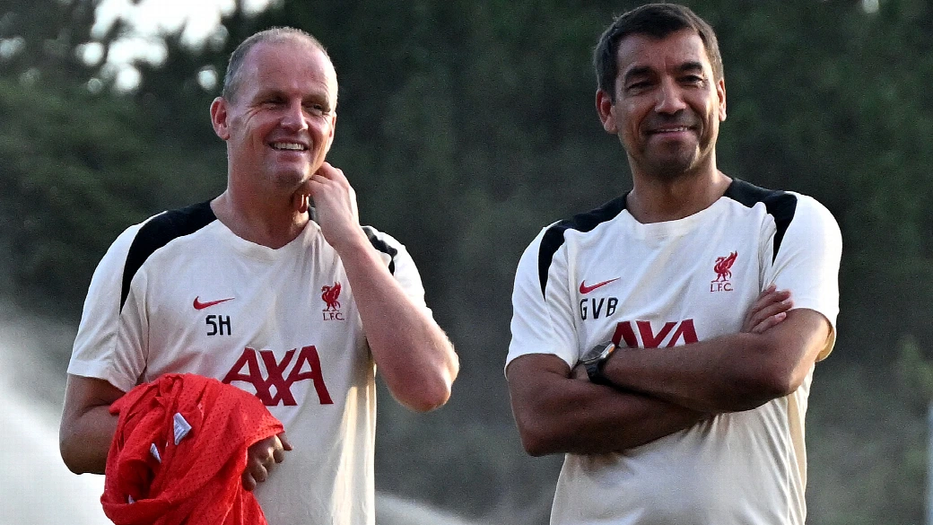 'Hulshoff en Van Bronckhorst trainers van Feyenoord'• 'Amorim nieuwe trainer AC Milan'