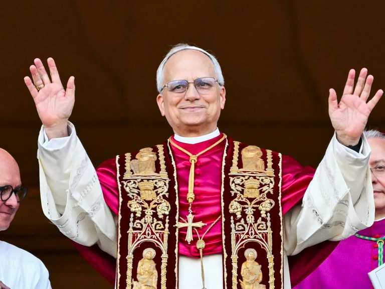 De vorig jaar verkozen paus Leo verschijnt voor het eerst op het balkon van de Sint-Pietersbasiliek in Vaticaanstad