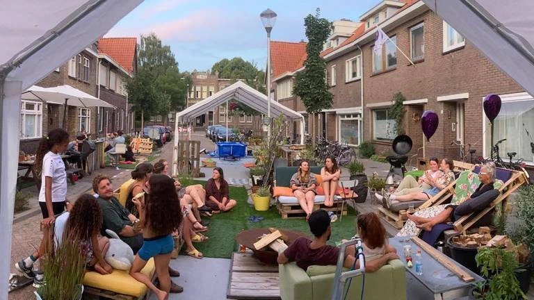 Auto's weg, partytent op: Tilburgers vieren vakantie in eigen straat