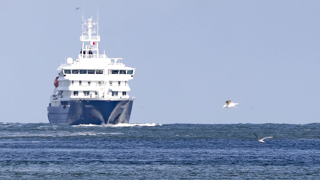 Foto: Hondius aangekomen in Rotterdam, begin van grote schoonmaak en quarantaine bemanning