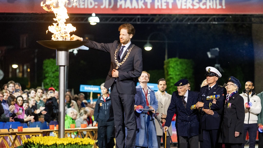 Foto: Bevrijdingsvuur in Wageningen ontstoken: 'Offers voor bevrijding nooit vergeten'