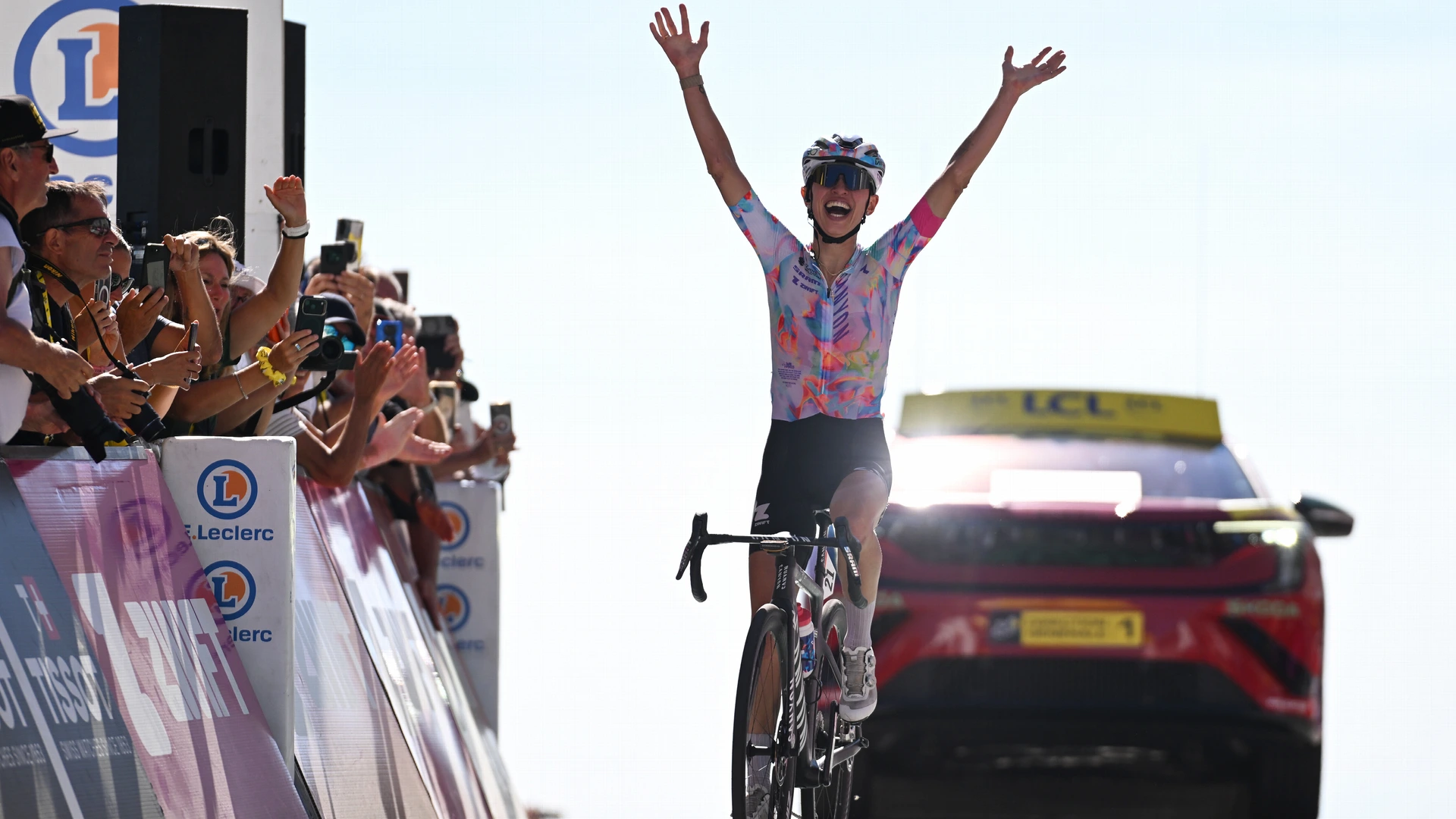 Poolse Niewiadoma pakt gele trui met zege op Mont Ventoux, Vollering tweede