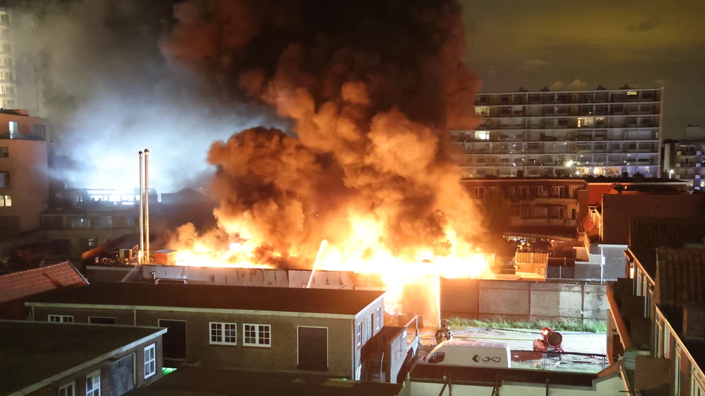 Foto: Veel rook bij brand in Scheveningse woonwijk, woningen ontruimd