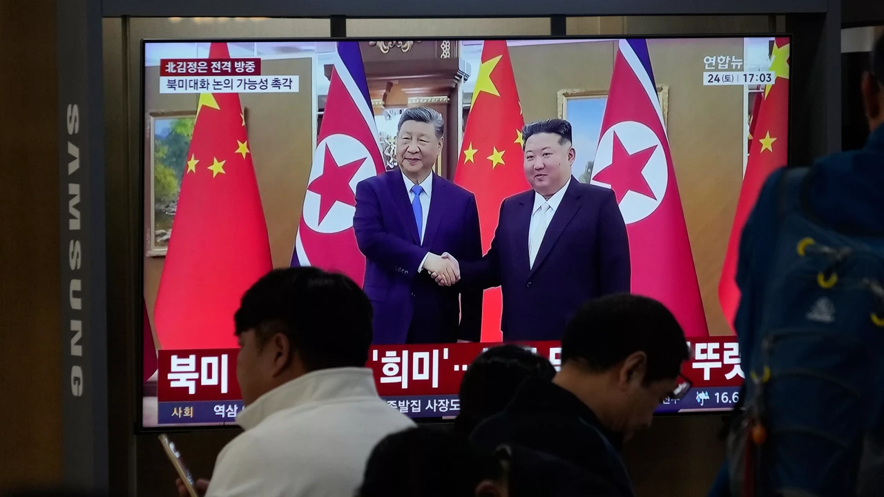 Kim Jong-un brengt flitsbezoek aan China om oorlogssamenwerking te vieren Kim Jong-un brengt flitsbezoek aan China om oorlogssamenwerking te vieren