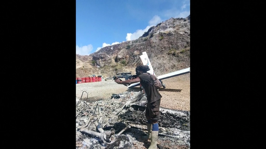 Foto: Amerikaanse piloot doodgeschoten door rebellen in Papoea, Indonesië bergt lichaam