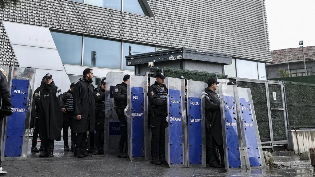 Foto: Arrestaties en inval bij Turkse oppositiezender Halk TV: 'Zwarte dag voor Turkije'