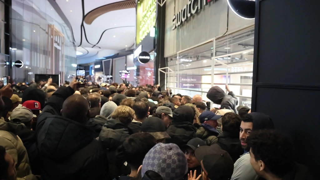 Politie ontruimt deel winkelcentrum Leidschendam na run op horloge